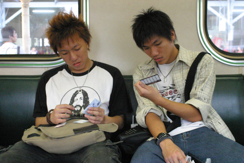 台灣鐵路旅遊攝影電車-區間車交談的旅客2005攝影照片13